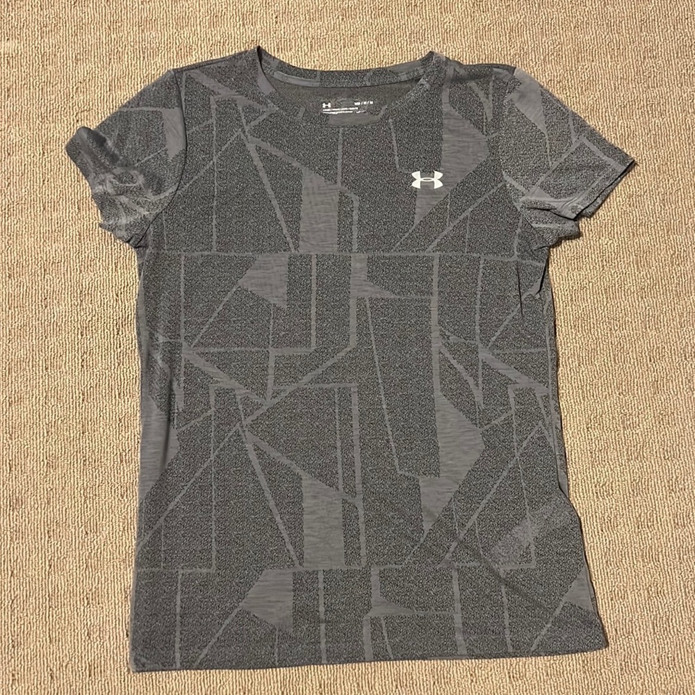 Under Armor Loose workout Top - M